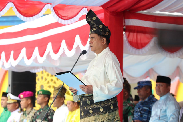 Menteri Koordinator Bidang Hukum, Hak Asasi Manusia, Imigrasi, dan Pemasyarakatan, Yusril Ihza Mahendra saat meresmikan 419 Posbankum di Daratan Sultan Abdul Rahman Syah, Kabupaten Lingga, Selasa (28/10/2025). Foto: Dok. Istimewa