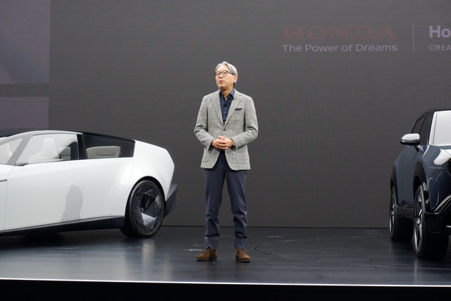 CEO Honda Toshihiro Mibe saat mengenalkan Zero Series di Japan Mobility Show 2025. Foto: Aditya Pratama Niagara/kumparan