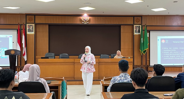 Evri Risqi Komisoner KPI Pusat dalam penyampaian materi (Dok: pribadi)