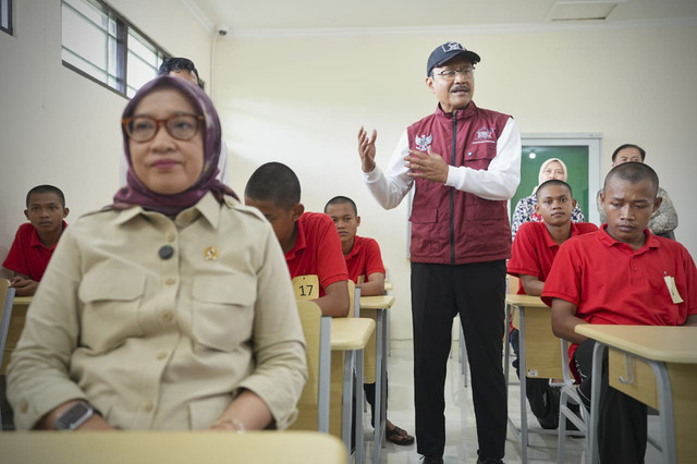 Menteri Sosial (Mensos) Saifullah Yusuf (Gus Ipul) bersama Menteri Pendayagunaan Aparatur Negara dan Reformasi Birokrasi (Menpan RB) Rini Widyantini meninjau Sekolah Rakyat Terintegrasi (SRT) 45 Kota Semarang, Rabu (29/10/2025). Foto: Dok. Kemensos