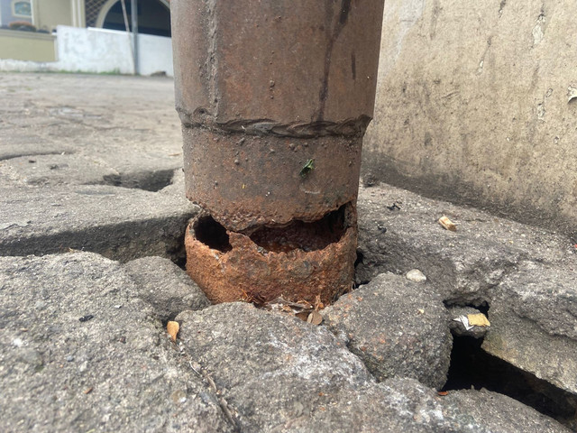 Tiang besi diduga milik Telekomunikasi yang berlokasi di Jalan Gajah Mada, Kelurahan Tanjung Agung Raya, Kecamatan Kedamaian, Kota Bandar Lampung, mengalami korosi parah | Foto : Eka Febriani / Lampung Geh