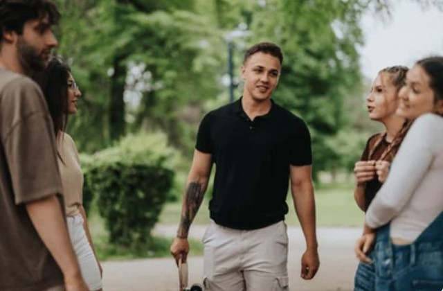 Bahasa gaul menjadi perekat interaksi sosial di kalangan anak muda. (Sumber: Shutterstock)