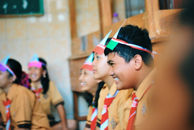 Ilustrasi proses pembinaan pramuka dalam memfasilitasi pengembangan karakter anak. Foto: Unsplash/Husniati Salma