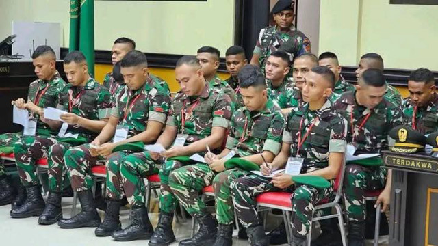 17 senior Prada Lucky yang ikut menyiksa Prada Lucky saat mengikuti sidang di Pengadilan Militer Kupang, Rabu (29/10/2025). Foto: kumparan