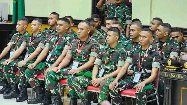 17 senior Prada Lucky yang ikut menyiksa Prada Lucky saat mengikuti sidang di Pengadilan Militer Kupang, Rabu (29/10/2025). Foto: kumparan