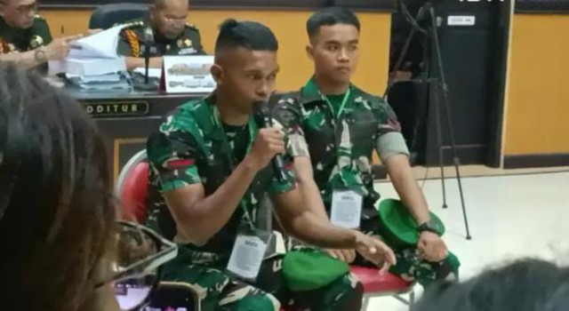 Prada Richard, saksi kunci kematian Prada Lucky sekaligus korban penyiksaan dari atasan di barak militer di Pengadilan Militer Kupang, Rabu (29/10/2025). Foto: kumparan