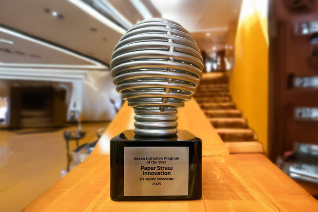 Nestle Indonesia mendapatkan penghargaan Marketeers Editor's Choice Awards (MECA) 2025 di kategori Green Initiative Program of the Year. Foto: Nestle