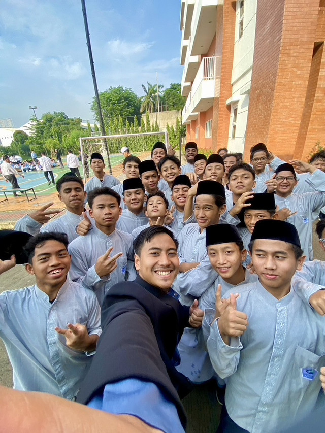 Foto bersama santri SMA IT Ar-Rahmah Cendekia usai upacara Hari Santri pada Rabu, 22 Oktober 2025 (Sumber : Foto Pribadi).