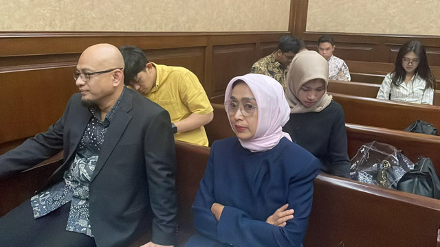 Eks Direktur Utama PT ASDP, Ira Puspadewi (kanan), dan eks Direktur Perencanaan dan Pengembangan PT ASDP, Harry Muhammad Adhi Caksono (kiri), jelang sidang tuntutan kasus dugaan korupsi akuisisi di Pengadilan Tipikor Jakarta, Kamis (30/10/2025) Foto: Fadhil Pramudya/kumparan