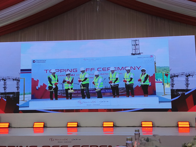 Acara Topping Off Ceremony Powering AI Connectivity: Batam Digital Hub di Data Center NeutraDC Nxera Batam, Kawasan Industri Terpadu Batam, Kamis (30/10). Foto: Thomas Bosco/kumparan