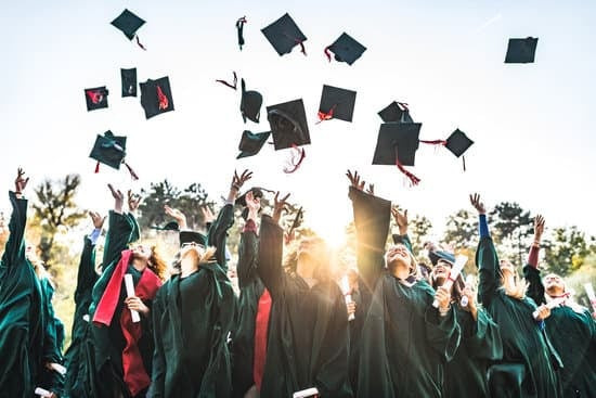 Foto Wisuda ( sumber ; https://www.canva.com/id_id/foto/s/wisuda/ )