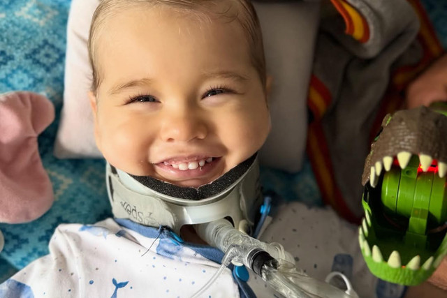 Balita dua tahun, Oliver Staub, yang selamat dari kecelakaan fatal. Foto: Instagram/ @our.journey.with.oliver