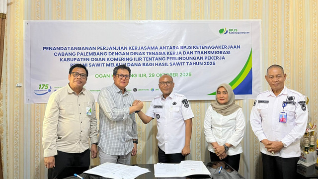 Kepala BPJS Ketenagakerjaan Palembang, Novri Annur saat melakukan penandatangan perjanjian dengan Dinas Tenaga Kerjaan dan Transmigrasi di OKI. Foto : Dol. BPJS Ketangakerjaan Palembang