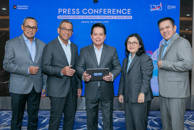Direktur Utama BRI Hery Gunardi (tengah), Direktur Utama BRI Agus Noorsanto (kedua dari kiri), Direktur Finance & Strategy BRI Viviana Dyah Ayu (kedua dari kanan), Direktur Micro BRI Akhmad Purwakajaya (kanan), dan Direktur Manajemen Risiko BRI Mucharom (kiri) pada Press Conference Kinerja Keuangan BRI Triwulan III 2025 di Kantor Pusat BRI, Jakarta, Kamis (30/10). Foto: Dok. BRI