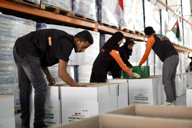 Tim kemanusiaan Dompet Dhuafa bahu-membahu mempersiapkan 3.840 paket pangan untuk dikirimkan kepada saudara-saudara di Palestina