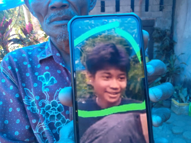 Foto Bagindo Efan ditunjukkan oleh keluarga. Dok: kumparan