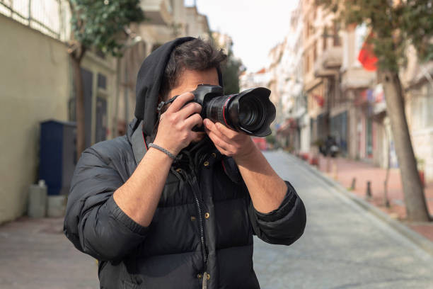 Ilustrasi seorang fotografer sedang memotret di jalanan. Foto: Pixabay