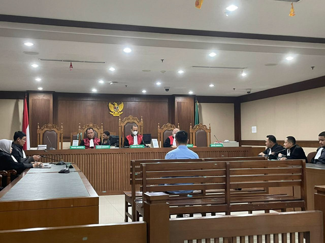 Eks Kadisbud DKI Jakarta, Iwan Henry Wardhana, menjalani sidang putusan kasus dugaan korupsi penyimpangan anggaran kegiatan pada Dinas Kebudayaan Pemprov Jakarta, di Pengadilan Tipikor Jakarta, Kamis (30/10/2025). Foto: Fadhil Pramudya/kumparan