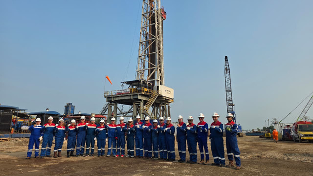 Pekerja Pertamina EP Jatibarang Field di sumur eksplorasi South Akasia Cinta (SAC)-001, Indramayu, Kamis (30/10/2025). Foto: Pertamina EP