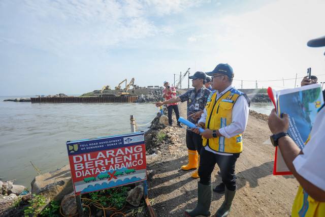 Gubernur Jawa Tengah Ahmad Luthfi meninjau kolam Retensi Terboyo. Foto: Dok. Pemprov Jateng