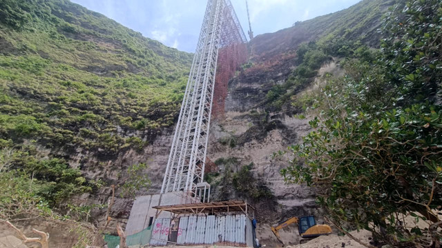 Suasana Pantai Kelingking dan Lift Kaca di Nusa Penida, Bali, Kamis (30/10/2025). Foto: Denita BR Matondang/kumparan