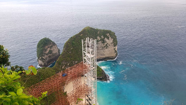 Suasana Pantai Kelingking dengan proyek lift kaca, Kamis (30/10/2025). Foto: Denita BR Matondang/kumparan