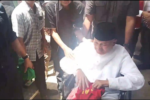 Mantan Gubernur Sumsel, Alex Noerdin yang juga terdakwa kasus dugaan korupsi Pasar Cinde, Palembang seusai mengikuti persidangan di Pengadilan Tipikor Palembang, Kamis (30/10/2025). Foto : Istimewa