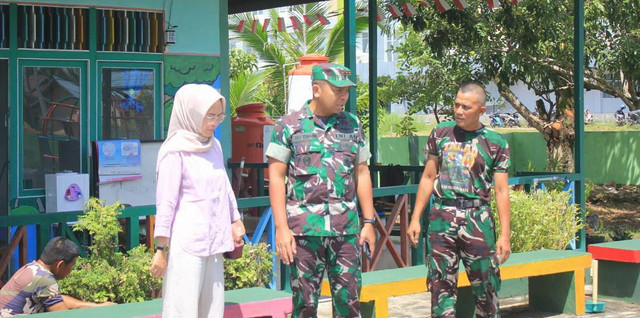 Dandim dan Ketua Perit meninjau TK Kartika Mempawah. Foto: Dok. Pendim Mempawah