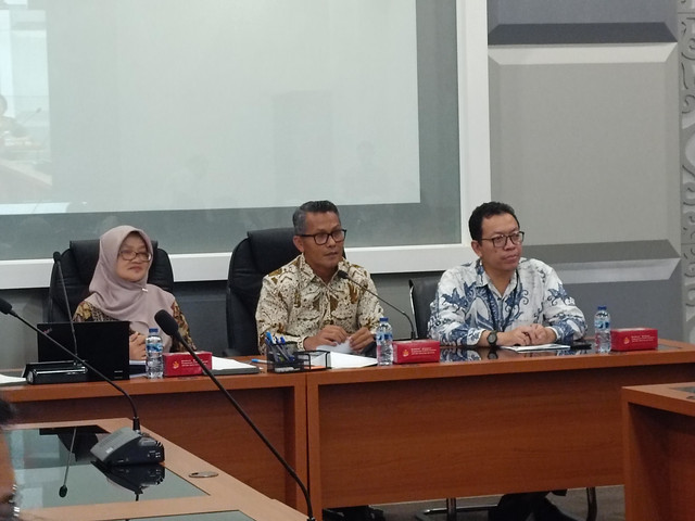 Juru Bicara Kemenperin, Febri Hendri Antoni Arif (tengah), memberikan keterang pers di Kantor Kemenperin, Jakarta Selatan pada Kamis (30/10). Foto: Muhammad Fhandra/kumparan