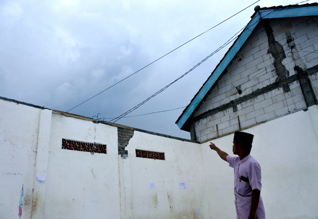 Seorang warga menunjukkan atap kamar yang telah ambruk di Pondok Pesantren Salafiyah Syafi'iyah Syekh Abdul Qodir Jaelani, Desa Belimbing, Besuki, Situbondo, Jawa Timur, Rabu (29/10/2025). Foto: Seno/ANTARA FOTO