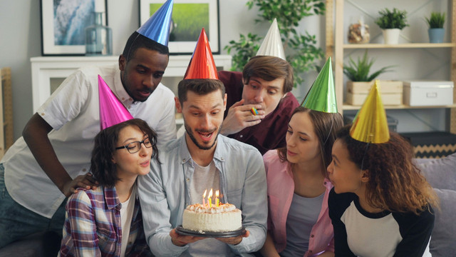 Ilustrasi merayakan ulang tahun teman. Foto: Unsplash