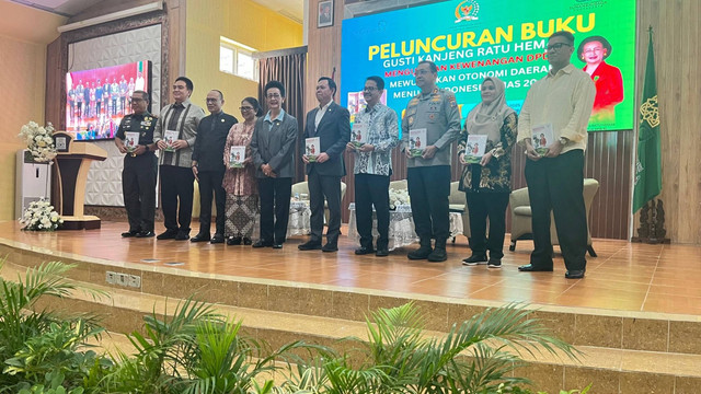 Gusti Kanjeng Ratu (GKR) Hemas bersama jajaran pejabat dan tamu undangan saat peluncuran buku “Menguatkan Kewenangan DPD RI: Mewujudkan Otonomi Daerah Menuju Indonesia Emas 2045” di Convention Hall UIN Sunan Kalijaga, Yogyakarta, Rabu (30/10). Foto: Pandangan Jogja/Gigih Imanadi