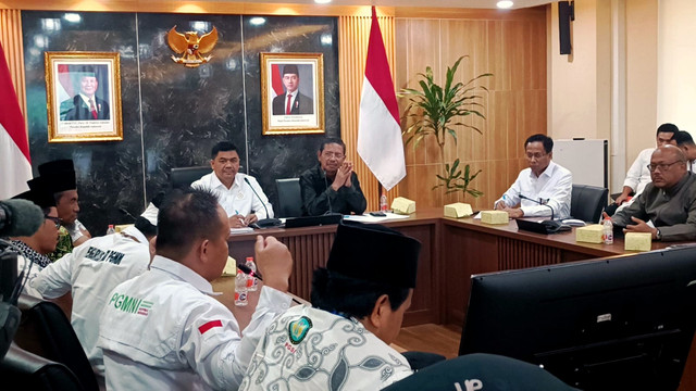 Wakil Menteri Sekretariat Negara (Wamensesneg) Juri Ardiantoro menerima perwakilan organisasi guru madrasah di Kantor Kementerian Sekretariat Negara, Jakarta, Kamis (30/10/2025). Foto: Zamachsyari/kumparan
