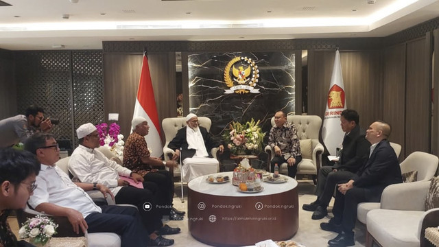 Wakil Ketua Umum DPR RI Sufmi Dasco Ahmad Tokoh Ulama Abu Bakar Ba'asyir beserta beberapa tokoh lainnya, di ruang pimpinan Gedung Nusantara III Senayan Jakarta. Foto: Instagram/ @sufmi_dasco