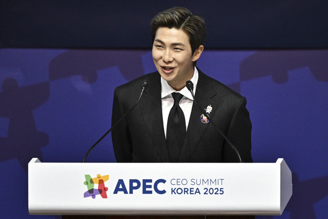 Anggota boy band K-pop BTS, RM menyampaikan pidato dalam KTT CEO APEC di Pusat Seni Gyeongju, Gyeongju, Korea Selatan, Rabu (29/10/2025).  Foto: Anthony Wallace/AFP
