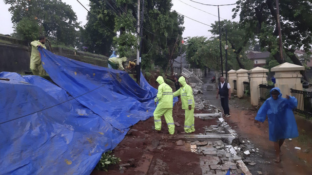 Tembok TPU Jeruk Purut, Cilandak, Jakarta Selatan jebol saat hujan deras. Foto: Dok. Istimewa