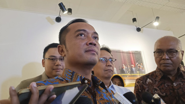 Mensesneg Prasetyo Hadi menjawab pertanyaan wartawan di ANTARA Heritage Center, Pasar Baru, Jakarta Pusat, Kamis (30/10/2025). Foto: Zamachsyari/kumparan