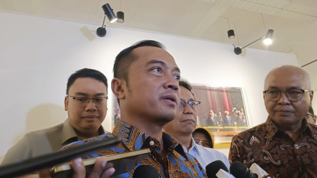 Mensesneg Prasetyo Hadi menjawab pertanyaan wartawan di ANTARA Heritage Center, Pasar Baru, Jakarta Pusat, Kamis (30/10/2025). Foto: Zamachsyari/kumparan