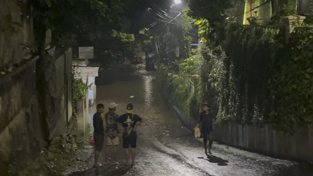 Suasana banjir di Jalan Prapanca 5, Jakarta Selatan Kamis (30/10/2025). Foto: Amira Nada Fauziyyah/kumparan
