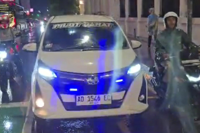 Mobil berstrobo yang dihentikan petugas Satlantas Polresta Yogyakarta di Titik Nol Yogyakarta.  Foto: Dok. Satlantas Polresta Yogyakarta 