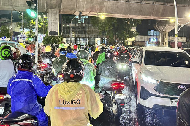 Sejumlah kendaraan terjebak kemacetan di simpang Mampang Prapatan-Tendean, Jakarta, Kamis (30/10/2025). Foto: Anton William/kumparan