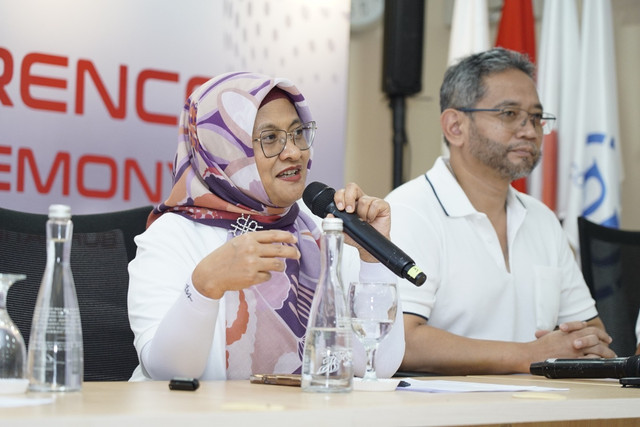 Direktur Utama Telkom Indonesia Dian Siswarini saat memberikan paparan pada sesi Press Conference Topping Off Ceremony “Powering AI Connectivity: Batam Digital Hub” di kawasan industri Kabil, Batam, pada Kamis, (30/10). Foto: dok. Telkom