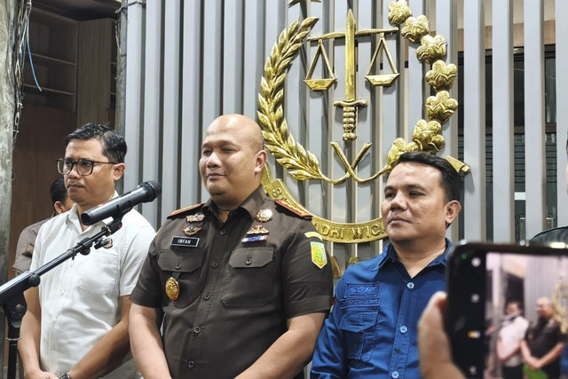 Kepala Kejari Kota Bandung Irfan Wibowo (tengah), dalam konferensi pers pada Kamis (30/10/2025). Foto: Linda Lestari/kumparan
