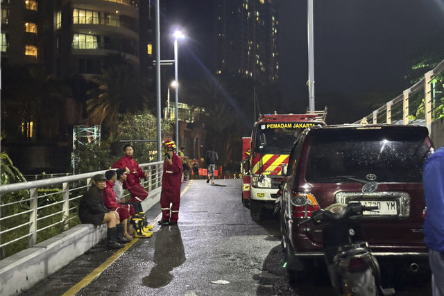 Petugas pemadam kebakaran bersiap mengevakuasi warga yang terjebak banjir di area Taman Kemang, Jakarta Selatan, Kamis (30/10/2025). Foto: Amira Nada Fauziyyah/kumparan