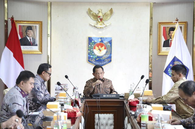 Mendagri Tito Karnavian saat memimpin Rapat Internal Percepatan Penyiapan Lahan Kamis (30/10/2025)  Foto: Dok. Kemendagri