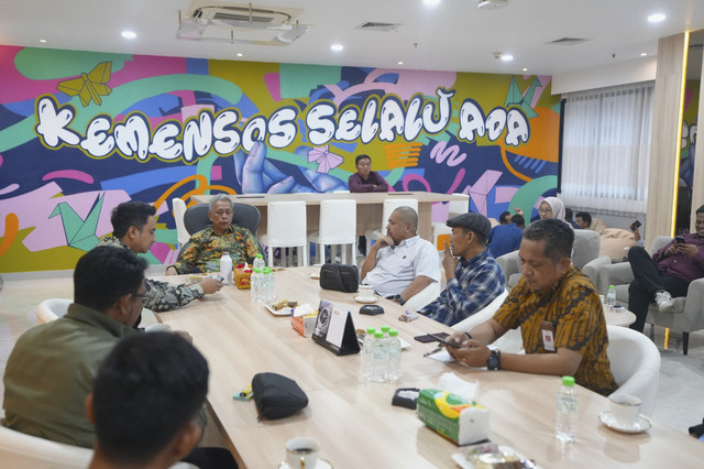 Wakil Menteri Sosial Agus Jabo Priyono menerima audiensi dari anggota DPD RI Perwakilan Sulawesi Tengah Andhika Mayrizal Amir di Kantor Kementerian Sosial, Jakarta, Kamis (30/10/2025). Foto: Dok. Kemensos