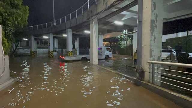 Mobil derek di area parkir Apartemen di Kemang, Kamis (30/10/2025). Foto: Amira Nada Fauziyyah/kumparan