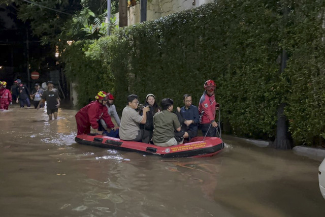 Pemadam kebakaran mengevakuasi karyawan kantor di area Taman Kemang, Jakarta Selatan, Kamis (30/10/2025). Foto: Amira Nada Fauziyyah/kumparan