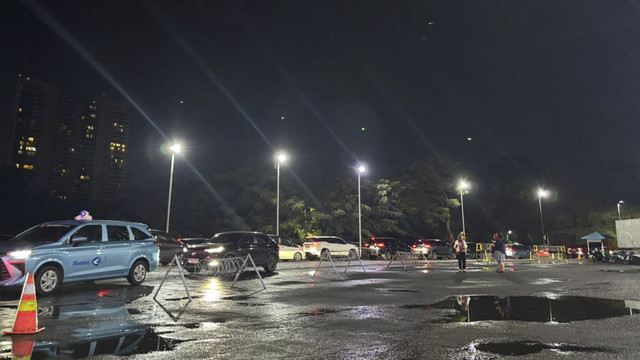 Suasana kemacetan imbas banjir di kawasan Kemang, Jakarta Selatan, Kamis (30/10/2025). Foto: Amira Nada Fauziyyah/kumparan