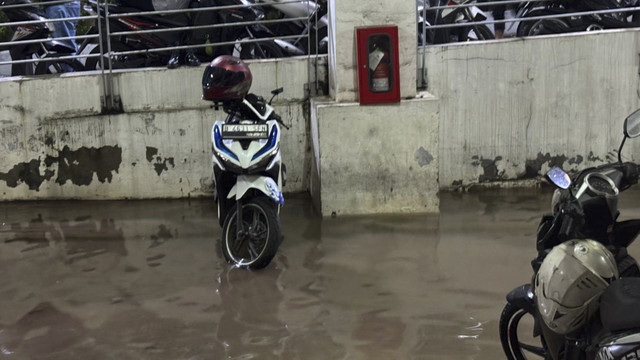 Kondisi banjir di area Kemang yang mulai surut, Kamis (30/10/2025). Foto: Amira Nada Fauziyyah/kumparan